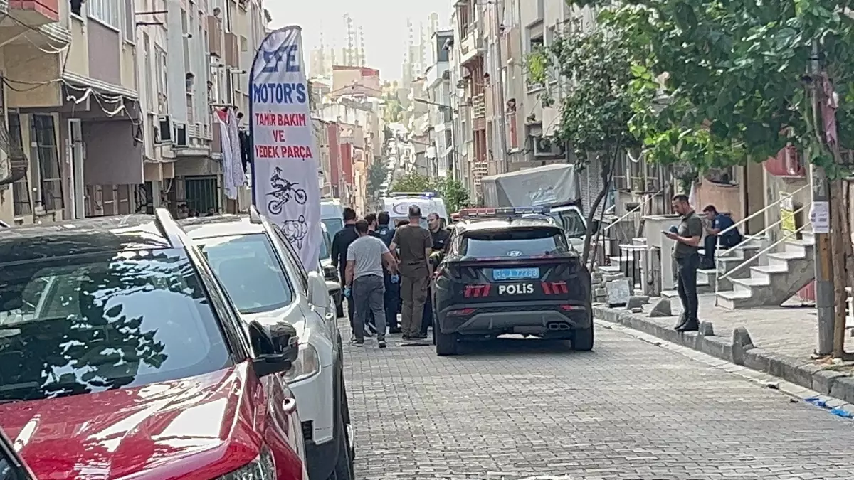 Küçükçekmece’de Kızgın Kavga: Eşini Öldüren Koca, Oğul Tarafından Yaralandı