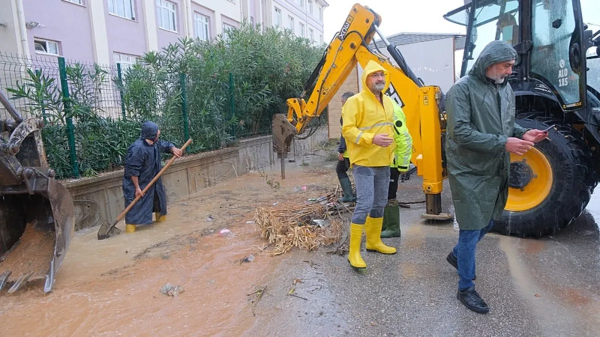 Turizm kenti Antalya’yı sel vurdu! Tarım arazilerini su bastı, vatandaşlar ev ve otellerde mahsur kaldı