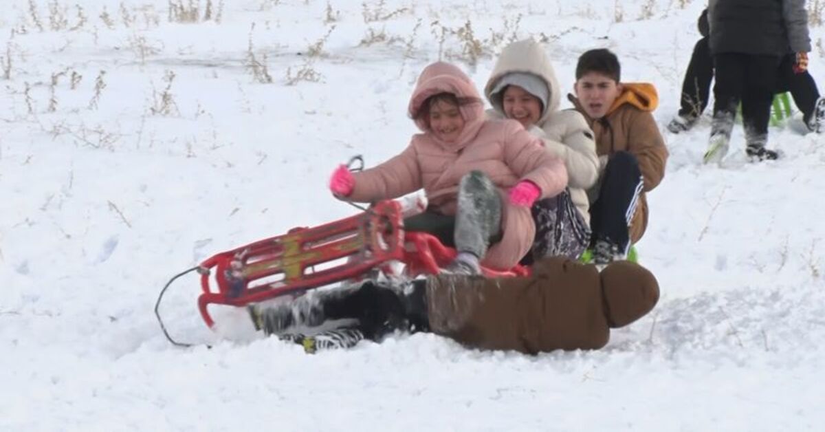 Yoğun kar yağışı yurdu vurdu! 34 ilde eğitime kar engeli! İşte kar tatili olan il ve ilçeler!