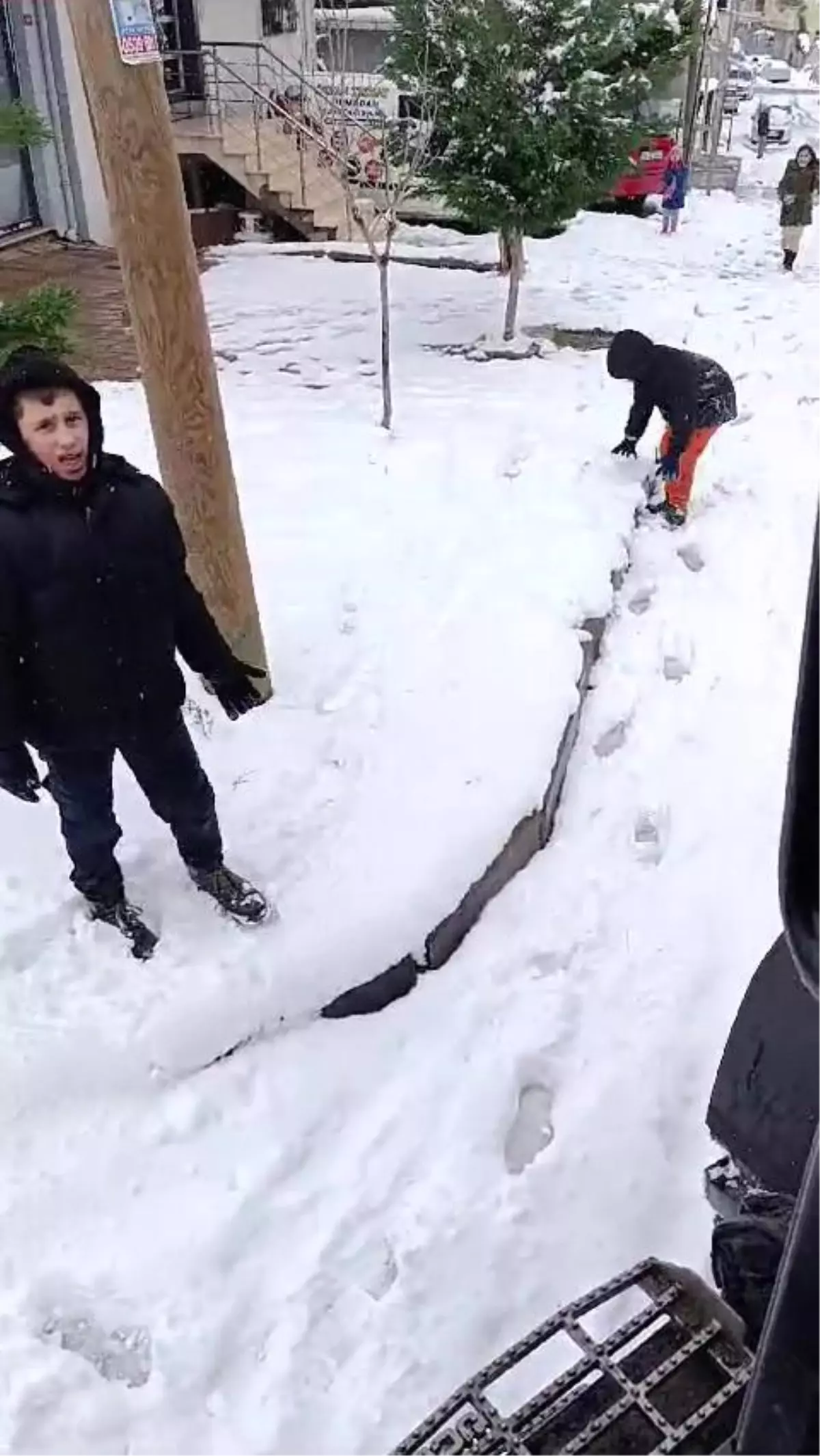 Çocukların Kar Sevinci: Kar Küreme Aracına ‘Girme Abi’ Dediler